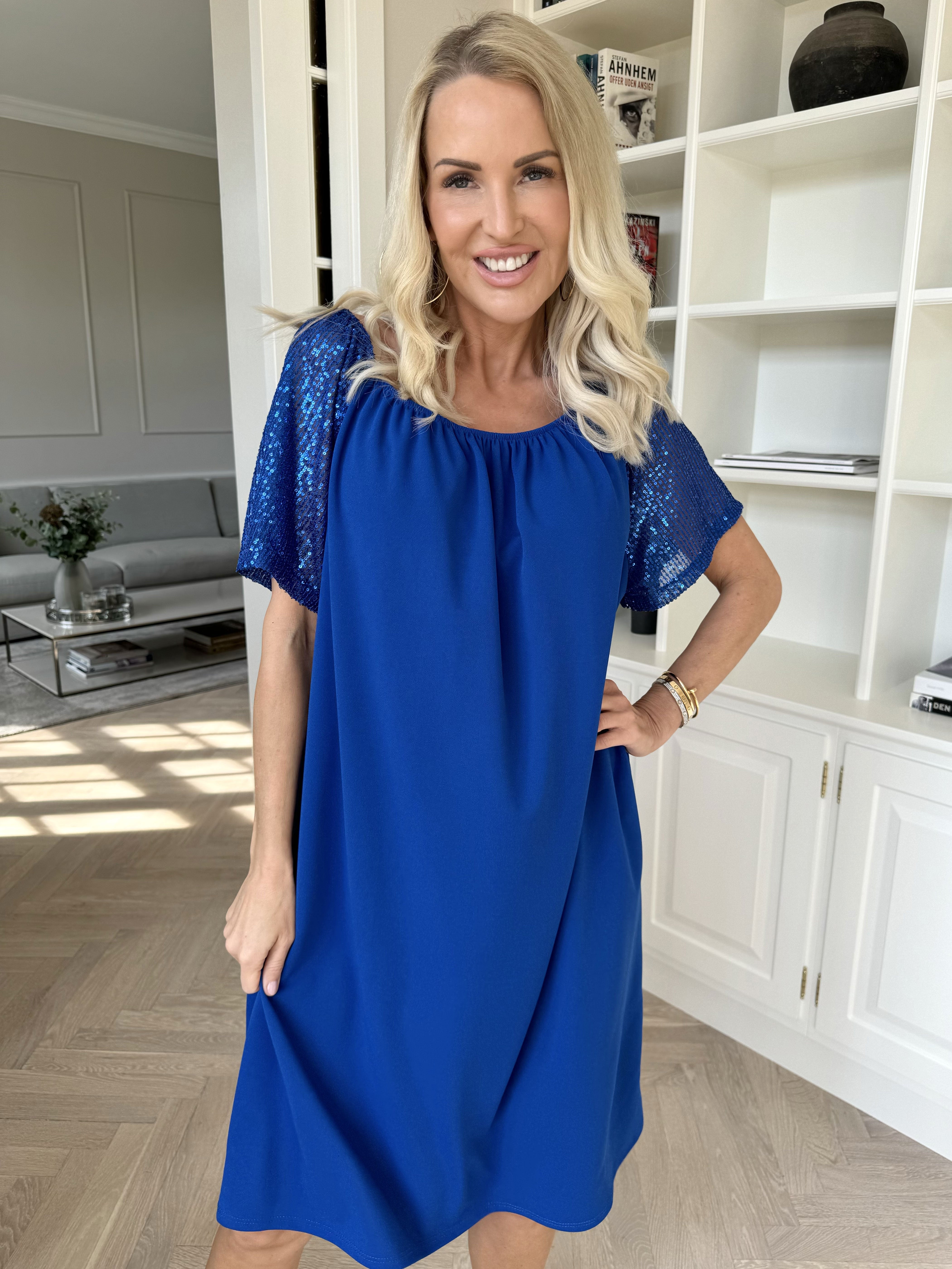 Kim - Söt elastisk klänning med paljettärmar